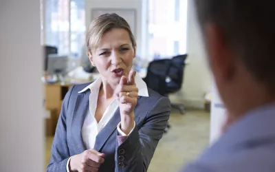 Test ¿Eres una persona muy rígida o inflexible? Empresaria en actitud rigida e inflexible con un empleado