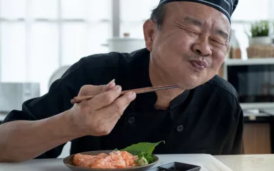 Cocinero japonés saboreando su plato con cara de satisfacción