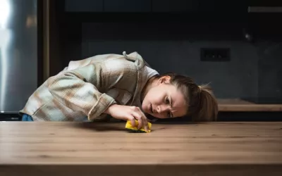 Test ¿Eres una persona perfeccionista? Mujer perfeccionista sacando brillo a una mesa de escritorio