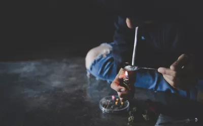 Drogadicto fumando metanfetamina