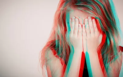 Retrato de una niña pequeña ocultándose el rostro