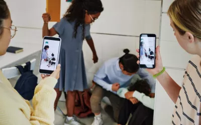 Adolescentes graban con sus móviles una agresión en el colegio