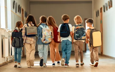 ¿Jornada escolar continua o partida? Qué es mejor para los niños Grupo de niños entrando al colegio