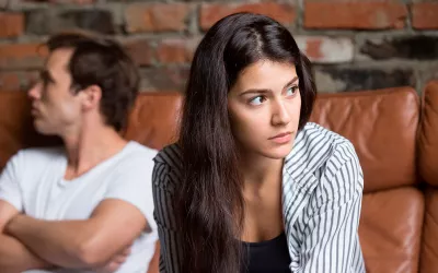 El silencio como castigo Mujer joven frustrada porque su pareja no le habla