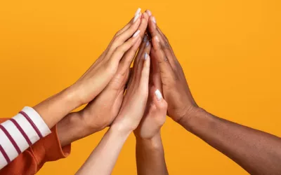 Ser una persona tolerante Grupo de personas juntando sus manos simbolizando tolerancia