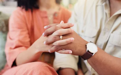 Test ¿Eres una persona leal? Dos personas cogidas de la mano en símbolo de lealtad