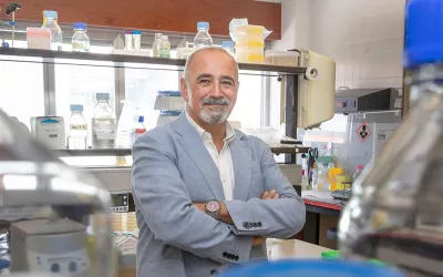 Entrevista a Ignacio López-Goñi, autor de ‘Microbiota y salud mental' Ignacio López-Goñi en su laboratorio