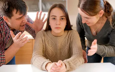 Padres discutiendo con su hija adolescente