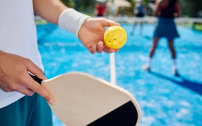 Jugador de pickleball a punto de lanzar la pelota