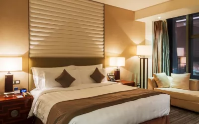 Dormitorio muy iluminado durante la noche Dormitorio con mucha iluminación artificial