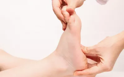 Doctora examina el pie de un niño para comprobar si presenta pie plano Un médico examina la planta del pie de un niño