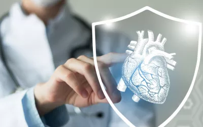 Holograma del corazón sobre una pantalla que señala un médico Médico señala un holograma del corazón representado en una pantalla