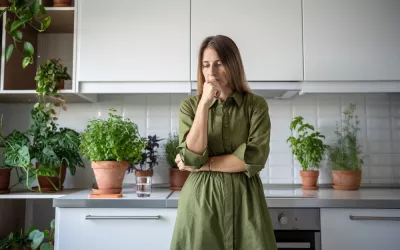 Mujer de mediana edad triste y pensativa