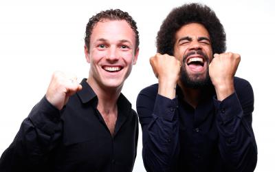 Dos hombres expresan alegría con sus gestos