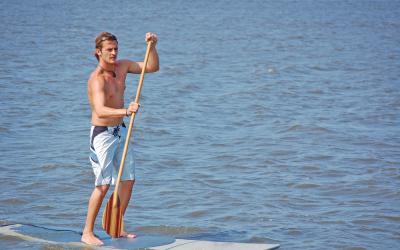 Hombre haciendo paddle surf
