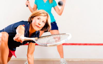 Dos mujeres practican squash