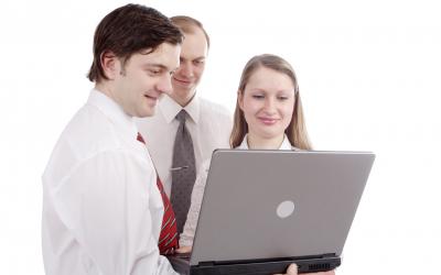 Personas trabajando con un ordenador portátil