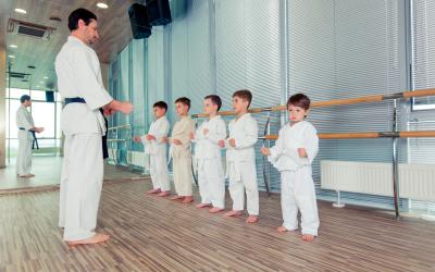 Niños practicando judo