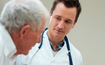 Doctor informando de un diagnóstico de cáncer de próstata