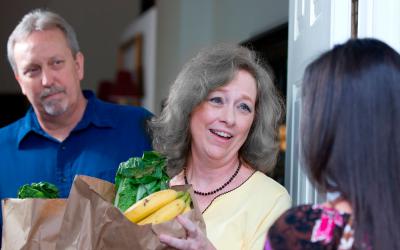 Una pareja mayor recibe su comida a domicilio