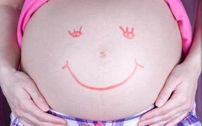 Tripa embarazada sonriente