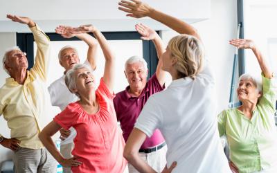 Mujer mayor haciendo ejercicio