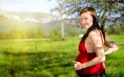 Embarazada paseando por el campo