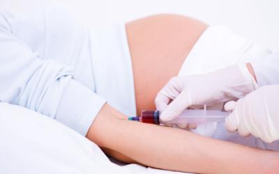 Mujer embarazada haciéndose las pruebas del Rh