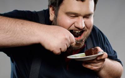 Hombre con food craving devora un postre