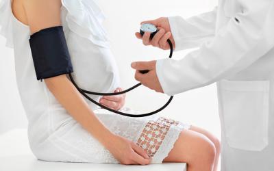 Doctor tomando la tensión a una embarazada