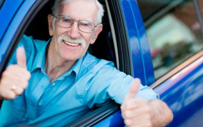 Un hombre mayor al volante de su coche