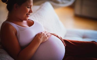 Una embarazada se toca el vientre