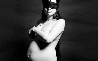 Embarazada con los ojos vendados