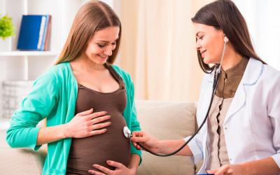 Una embarazada en la consulta médica