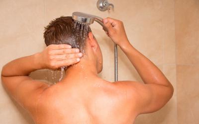 Hombre lavándose el pelo en la ducha