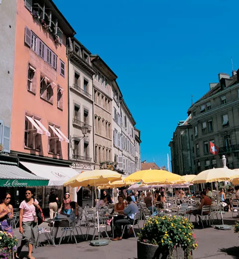 Restaurantes en la plaza Bourg de Four en el centro histórico de Ginebra. @ ST/SwissImage. Restaurantes en la plaza Bourg de Four en el centro histórico de Ginebra. @ ST/SwissImage.