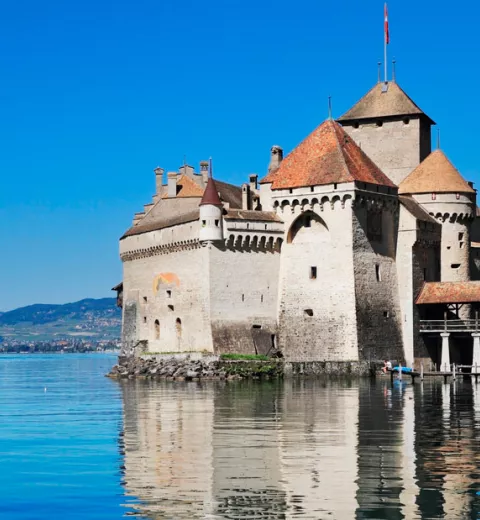 Castillo de Chillon, en Montreux, a orillas del lago Leman. Castillo de Chillon, en Montreux, a orillas del lago Leman.