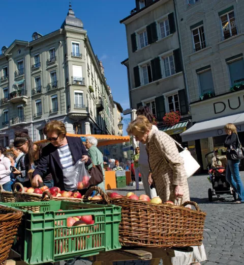 Mercado de frutas en la ciudad de Lausana. @ ST/SwissImage. Mercado de frutas en la ciudad de Lausana. @ ST/SwissImage.