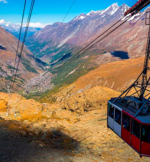 Desde Zermatt podrás coger el teleférico más alto de Europa y llegar hasta el Matterhorn Glacier Paradise. Desde Zermatt podrás coger el teleférico más alto de Europa y llegar hasta el Matterhorn Glacier Paradise.