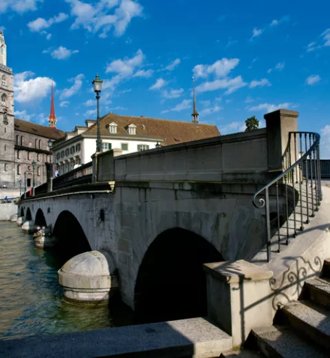 Puente de Munstersobre el río Limmat en Zurich. @ ST/SwissImage.