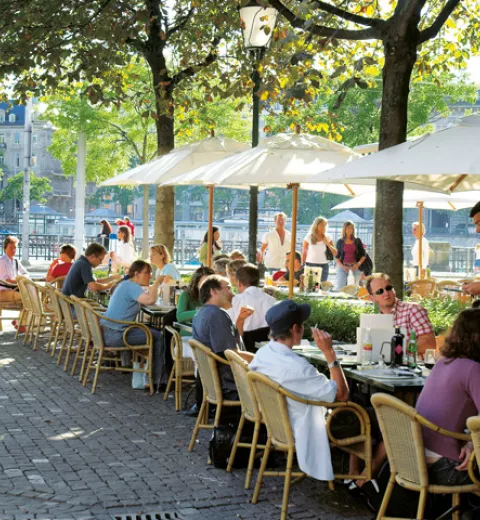 Cafetería con terraza cerca de la Hechtplatz en la margen derecha del Limmat. @ ST/SwissImage.