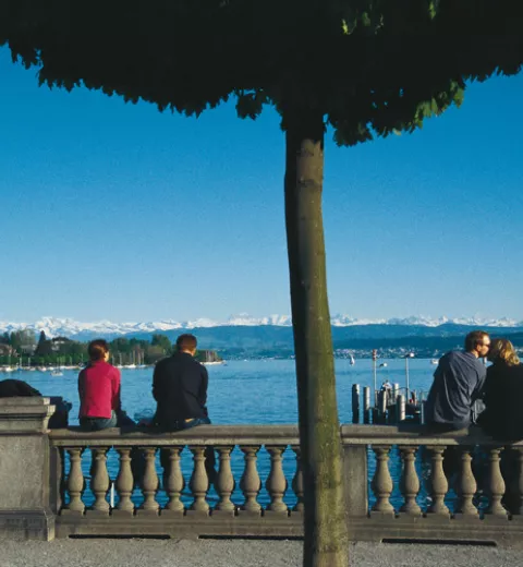 Sentarse en cualquier balaustrada y disfrutar de las vistas del Lago de Zurich. @ ST/SwissImage.