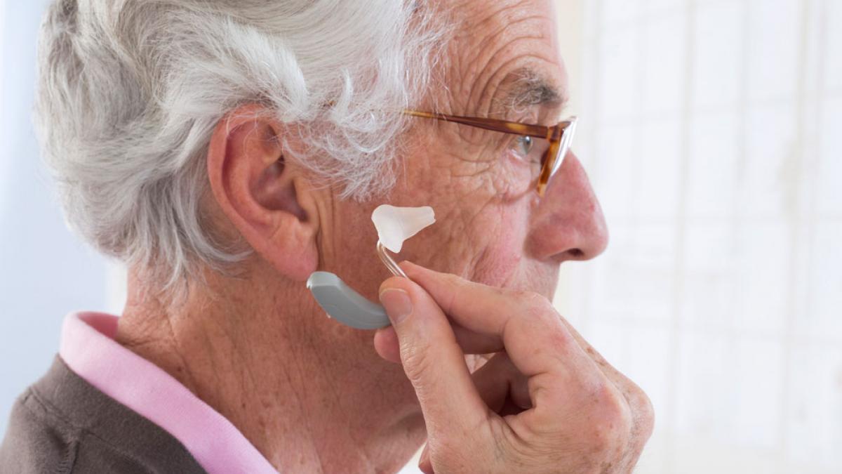 simpatía maravilloso Indica Audífonos: solución a la pérdida auditiva en personas mayores