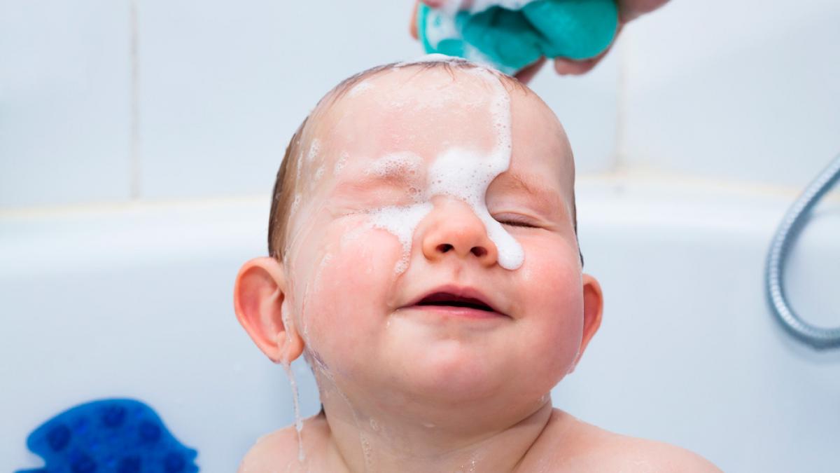 5 ventajas de bañar a tu bebé en regadera