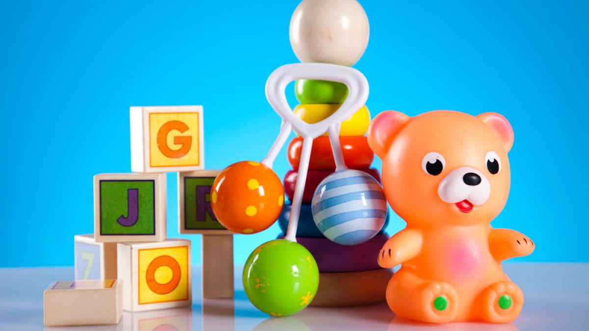 Guía para elegir el juguete ideal para tu bebé por edad