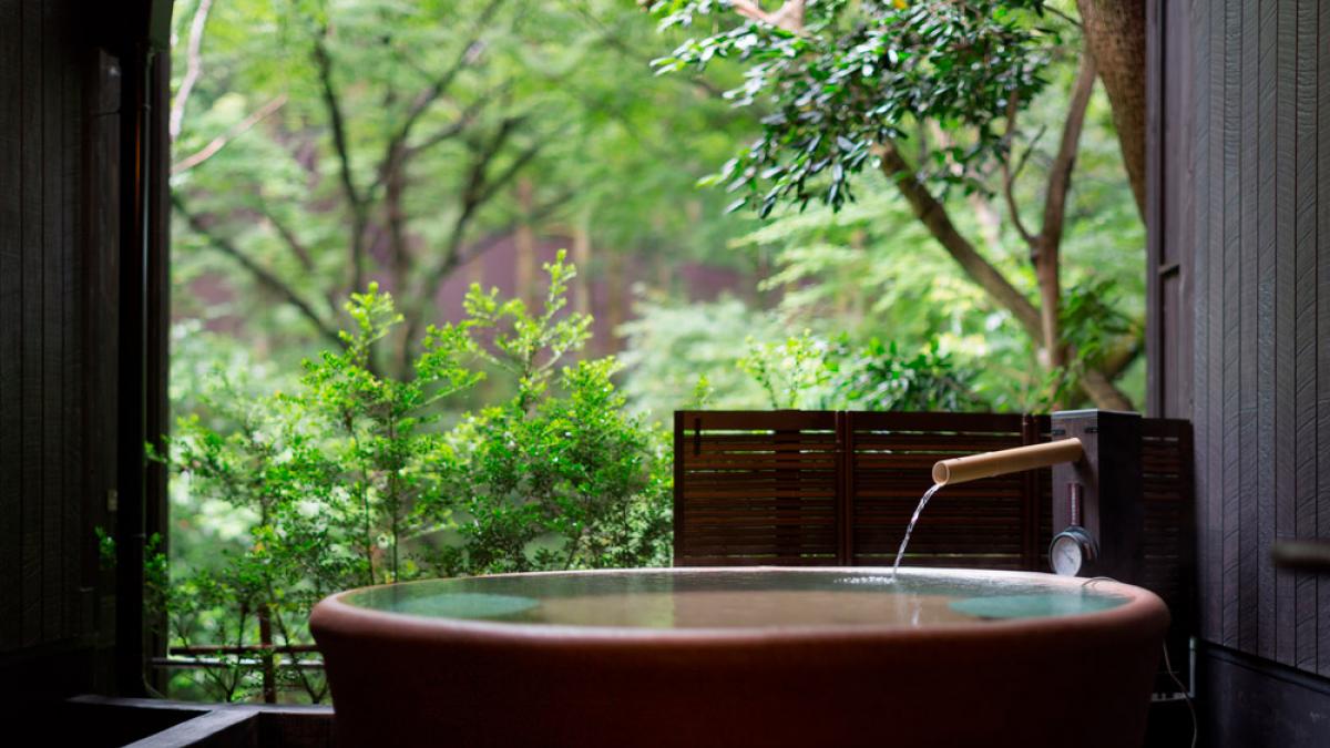Asiento para Onsen está fabricada en madera de Japón. Y una pala de madera  baña cultura de Japón Total de todo el pueblo de baño ducha juntos. Es  intere Fotografía de stock 