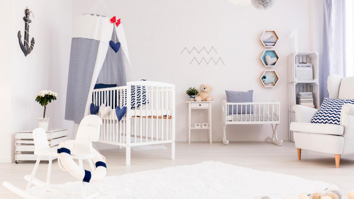 Dormitorio infantil con cuna con ruedas para la habitación de tu bebe