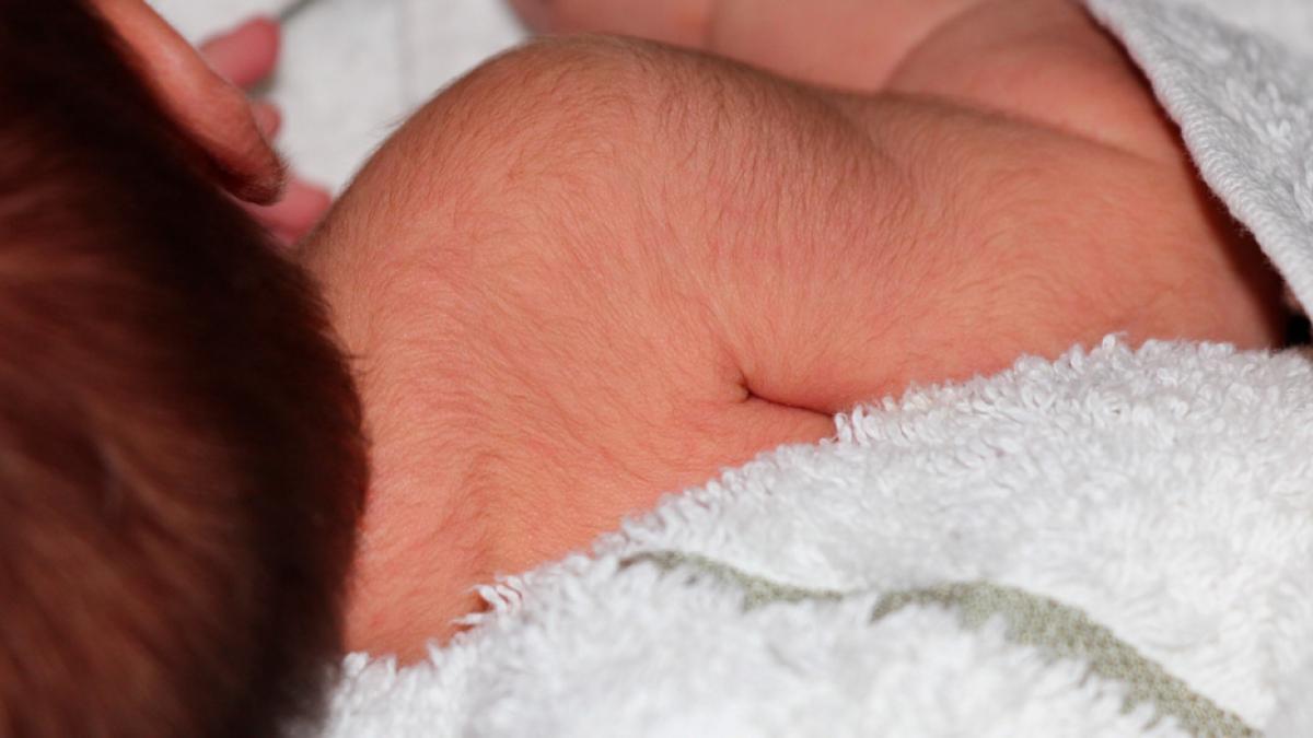 El pelo del recién nacido: cómo es al nacer y cómo será más adelante