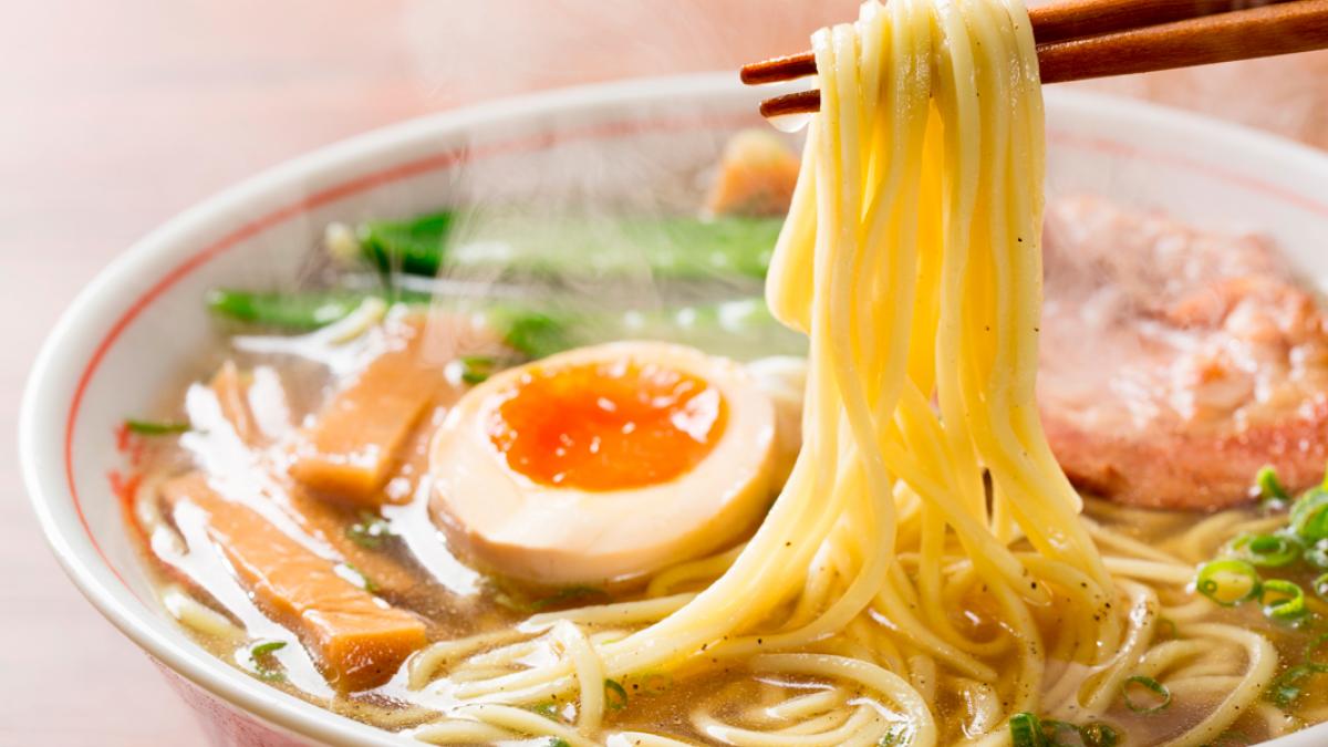 Cuenco tradicional casero de sopa de ramen con huevo, fideos, setas shitake  en una mesa