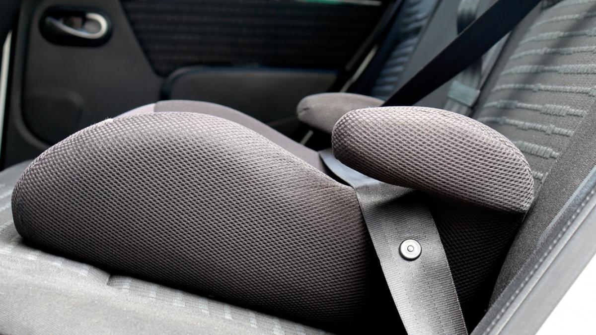 Desaconsejan el uso de alzadores para niños en el coche